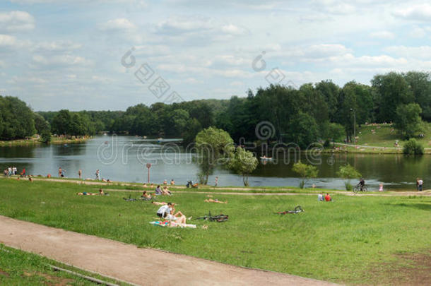 莫斯科，库兹明基的池塘，人们在附近休息