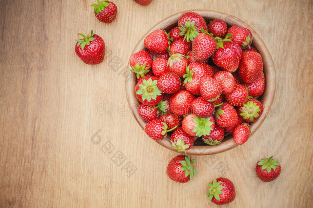 桌上陈年木碗草莓特写