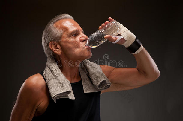 老年人运动后喝水的形象