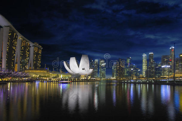 黄昏的新加坡河边天际线