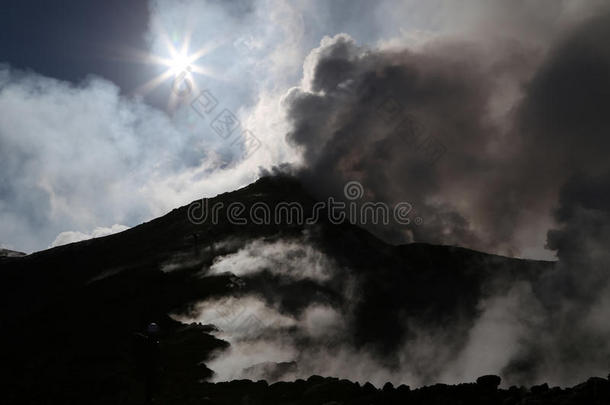 清晨阳光下西西里热气腾腾的埃特纳火山