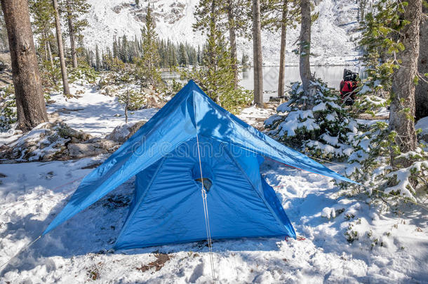带雪和帐篷的冬令营