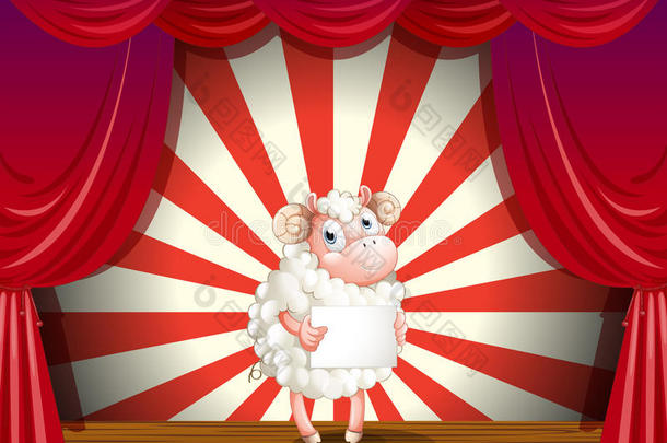 台上举着空牌的羊