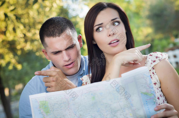 迷茫迷茫的混血夫妇在外面翻看地图
