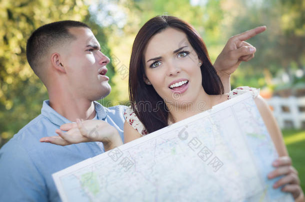 迷茫迷茫的混血夫妇在外面翻看地图
