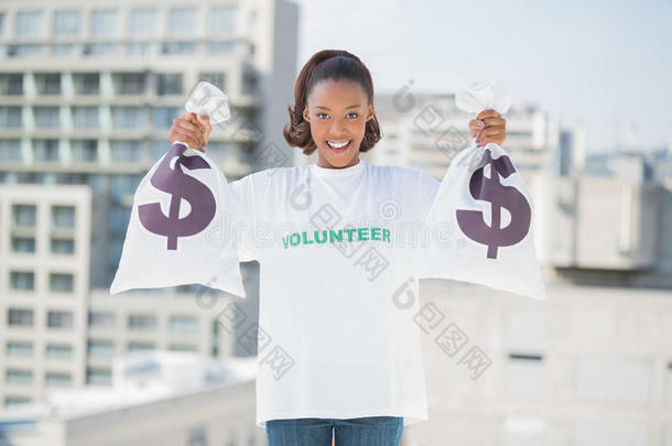 微笑的志愿者妇女拿着钱袋