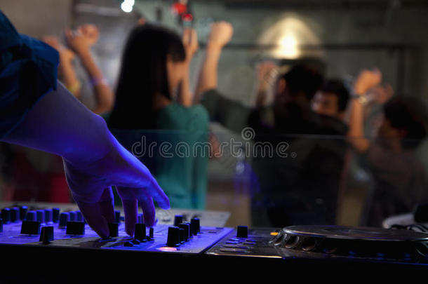 从DJ的甲板上看到人群在夜总会<strong>跳舞</strong>，