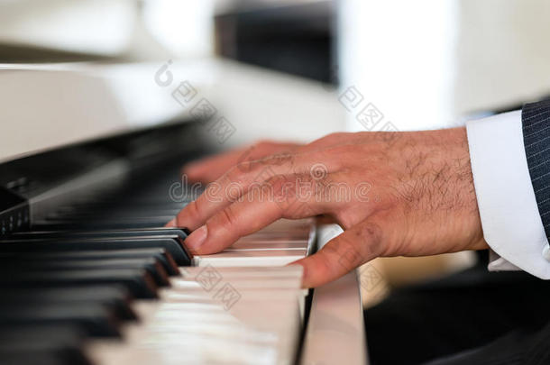 <strong>高级餐厅</strong>的钢琴演奏者