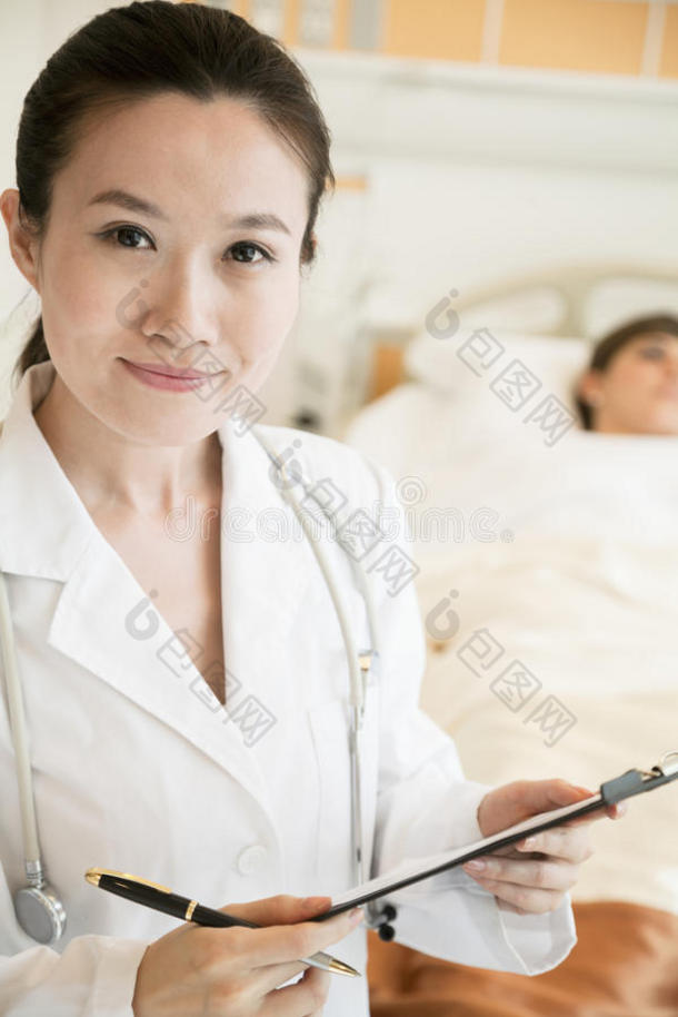 面带微笑的医生拿着病历病人躺在病床上的照