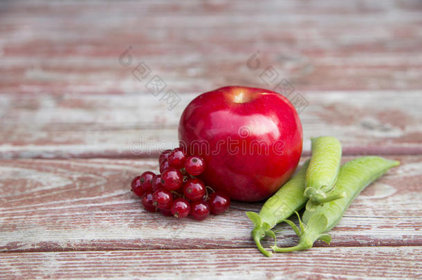 成熟的杨梅红苹果和豌豆荚