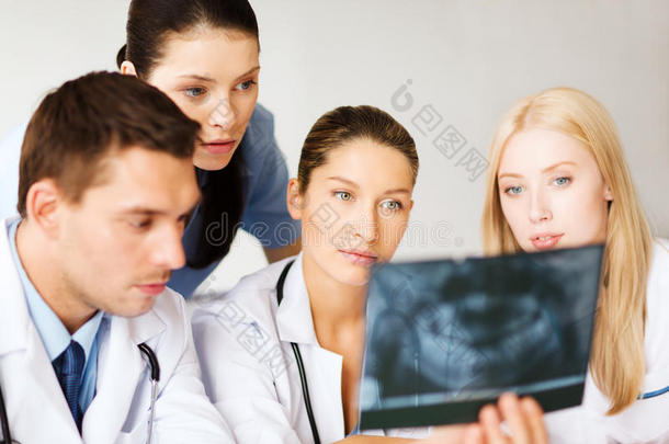 一群看x光片的医生