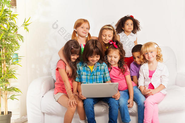 孩子们用笔记本电脑看电影