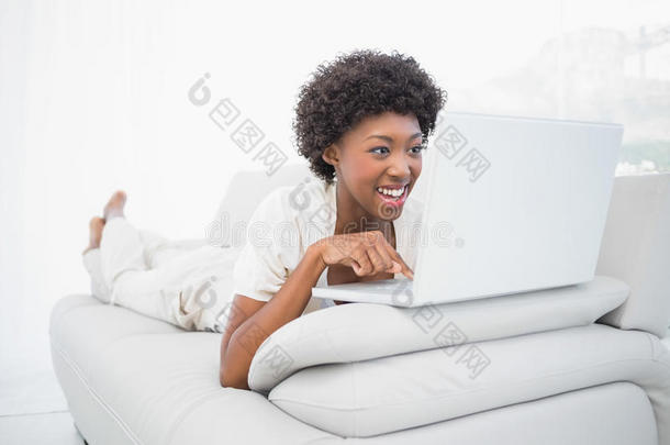 用笔记本电脑微笑着漂亮的黑发女人