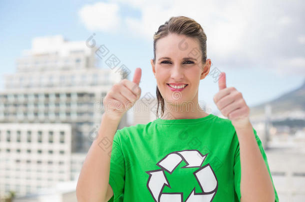 微笑的环保人士竖起大拇指
