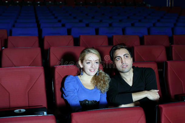 年轻男女在电影院看电影