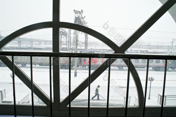 大雪。通过车站窗口查看