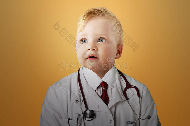 高加索婴儿打扮成医生的特写镜头