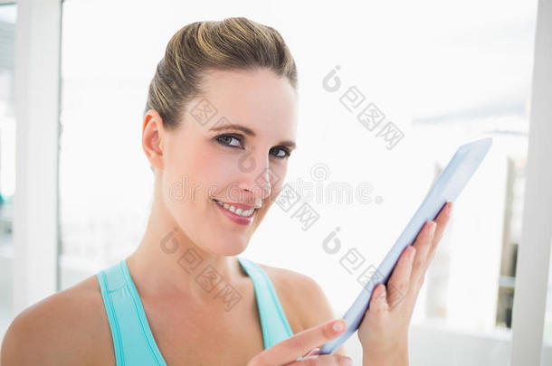 微笑的女人用平板电脑