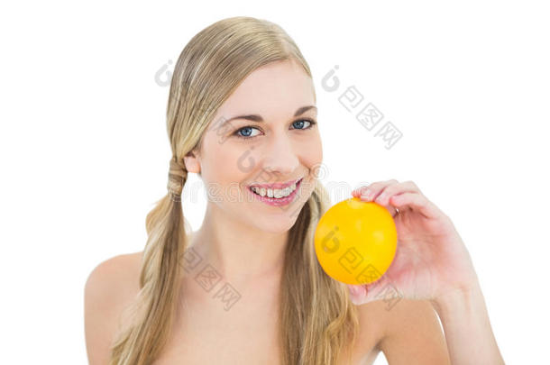 微笑的金发女郎拿着橘子