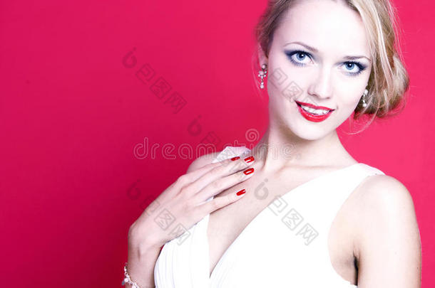 一位白人妇女，穿着红底白裙