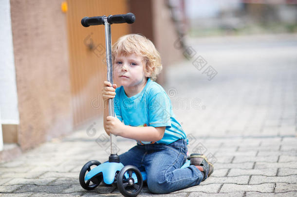 夏天，一个蹒跚学步的小男孩骑着他的小脚丫