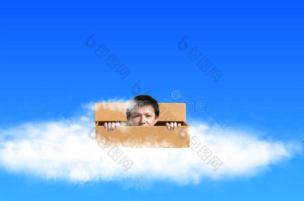 在天空的云层背景下，一个男人从盒子外面探出头来