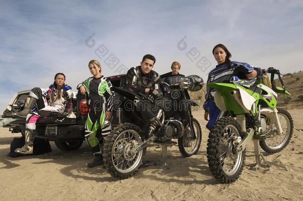 沙漠中摩托车和皮卡越野赛车手