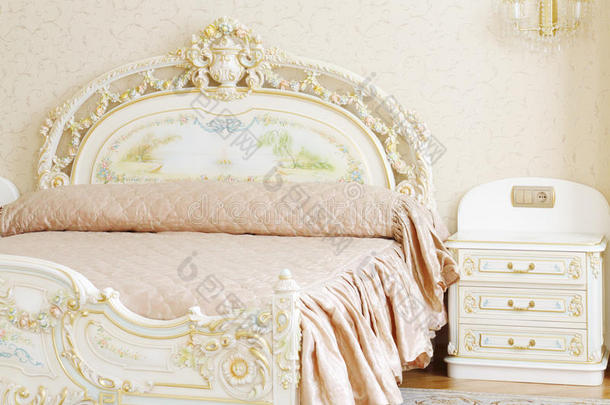 豪华卧室，带白色双人床和床头柜