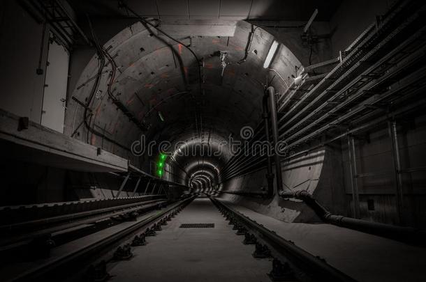 有铁轨的地下隧道
