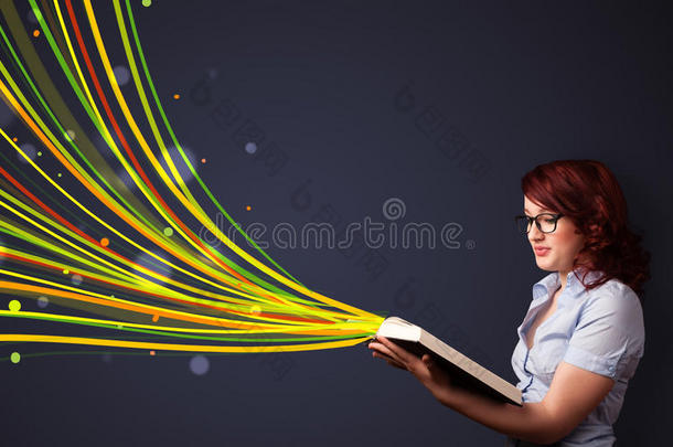 一个年轻漂亮的女人在看书，<strong>书中有</strong>五颜六色的台词