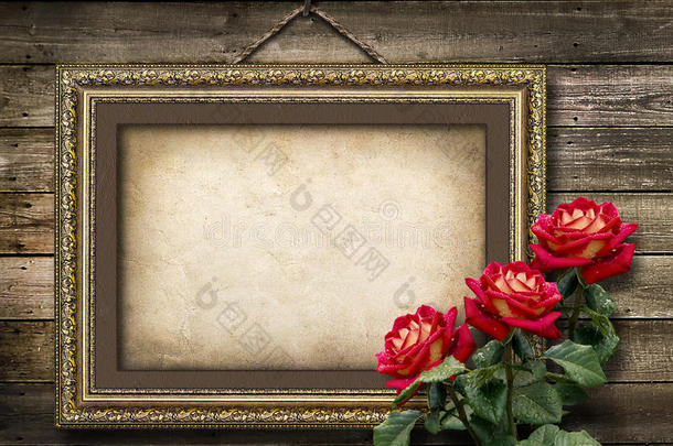 旧的复古<strong>照片相框</strong>和一束红玫瑰