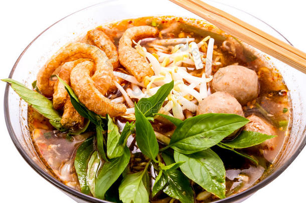 泰语食物.面条猪肉丸子汤。