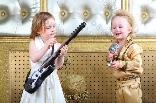 穿白色连衣裙的女孩弹吉他，流行音乐家唱歌