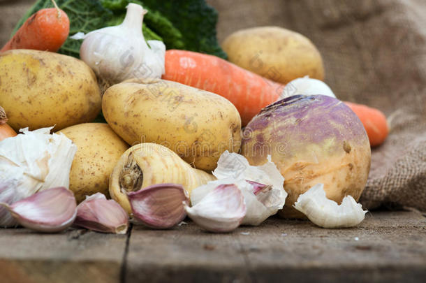 冬季时令蔬菜收藏，包括土豆、防风、瑞典菜和胡萝卜