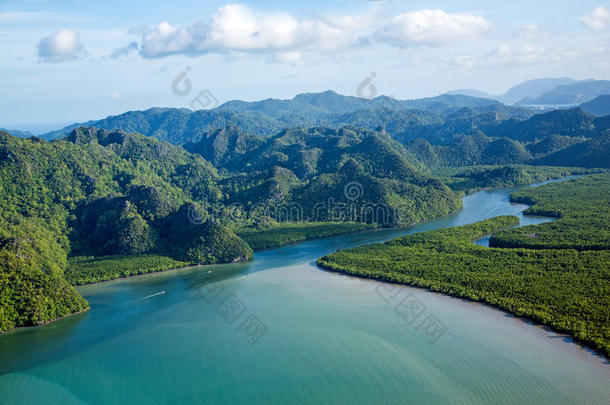 热带岛屿天堂河山鸟瞰图