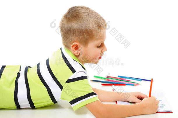 小男孩用彩色铅笔画画