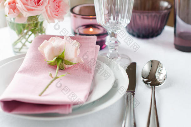 美丽的节日餐桌上摆放着玫瑰花