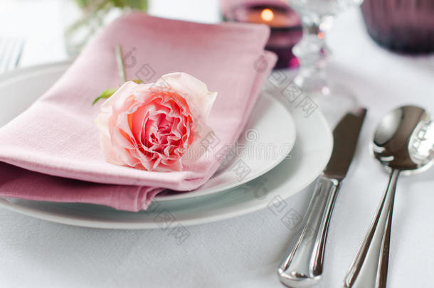 美丽的节日餐桌上摆放着玫瑰花