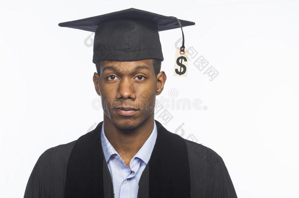 年轻的非裔美国大学毕业生，学费债务价格标签，水平