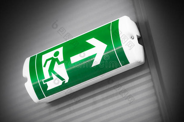 绿色紧急出口标志，指示逃生的方式