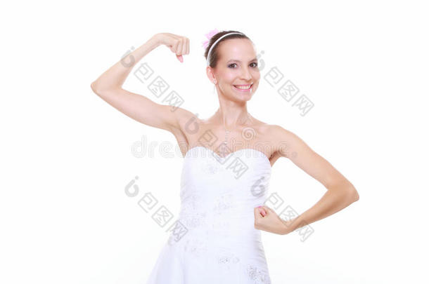 女新娘展示她的肌肉力量和力量