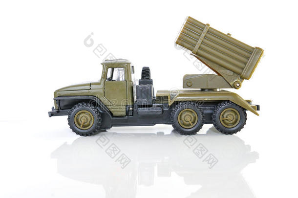 带火箭发射器的玩具卡车模型。