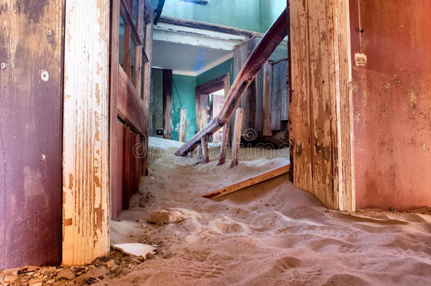 沙地上废弃房屋内的走廊