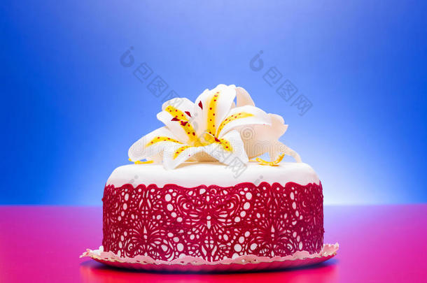 <strong>红</strong>色花边和食用百合糖装饰的白色软糖蛋糕