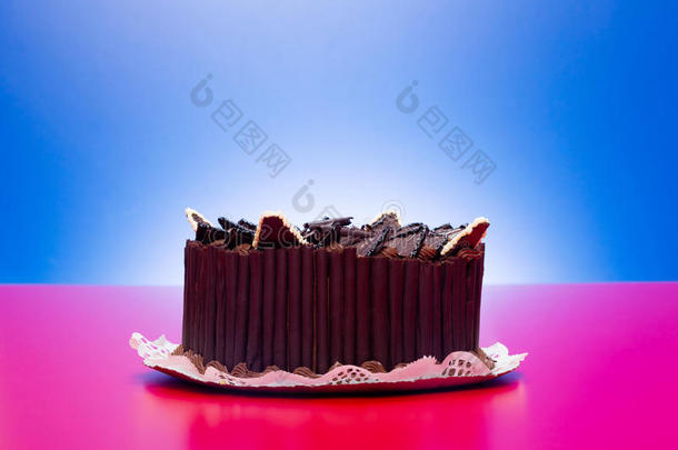 用刨花装饰的巧克力蛋糕