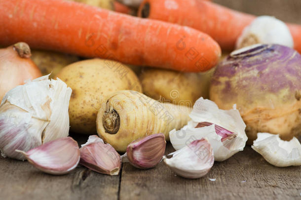 冬季时令蔬菜收藏，包括土豆、防风、瑞典菜和胡萝卜