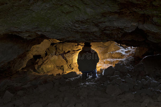 探秘黑暗洞穴的背光人