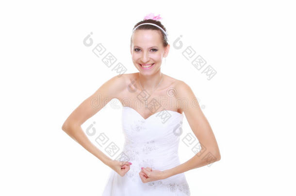 女新娘展示她的肌肉力量和力量