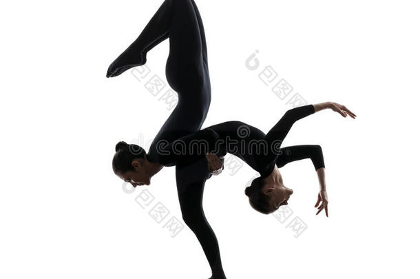两名女子柔术运动员练习体操<strong>瑜伽剪影</strong>