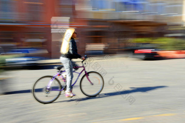 骑自行车的人在街上走动